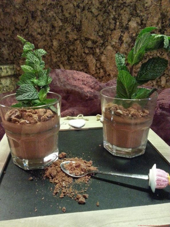 Schokopudding im Glas mit Pfefferminze