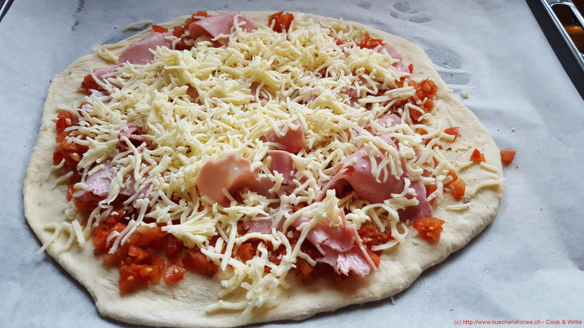 Pizza mit Schinken und Tomaten - Küchenstories - Cook &amp; Write