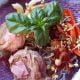 Glasnudelsalat mit Schweinfefiletstücken und Fladenbrot (1)