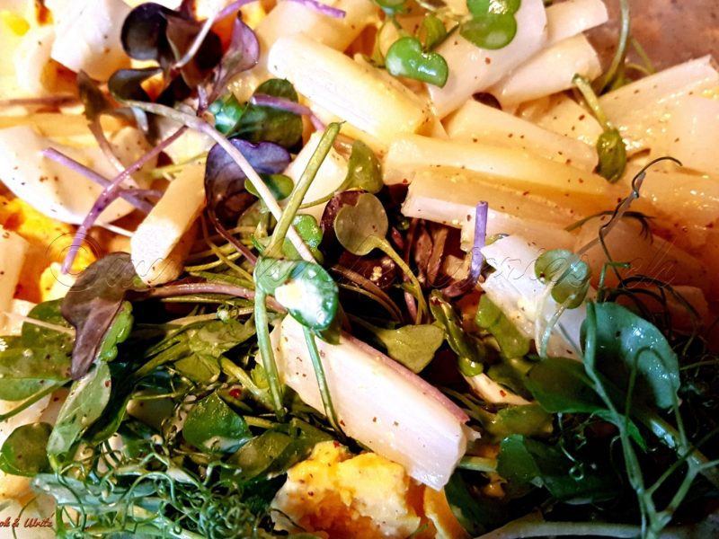 Spargelsalat mit Microgreens