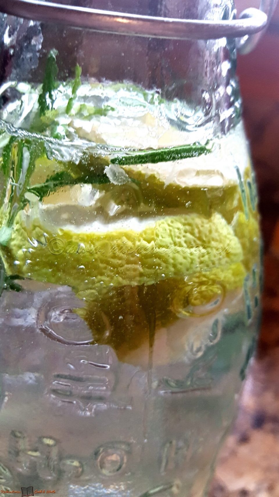 Aromatisiertes Wasser mit Zitrone und Rosmarin
